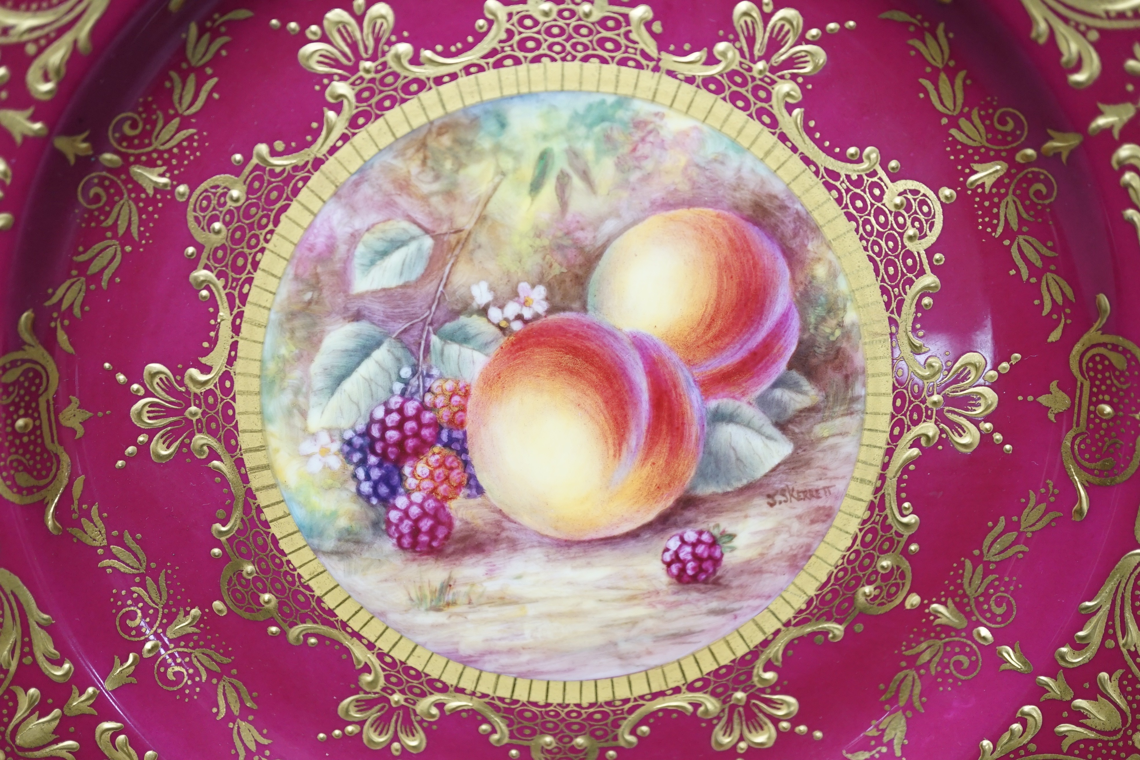 A Royal Worcester fruit painted cabinet plate, by J.S.Kerret, 22cms diameter